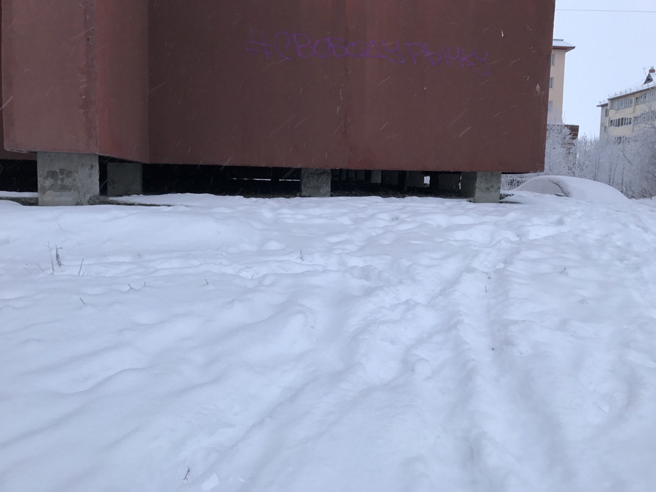 Почему на Севере водяные трубы не зарывают, а протягивают над землей Почему на Севере водяные трубы не зарывают, а протягивают над землей