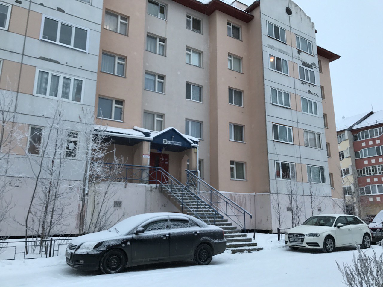 Почему на Севере водяные трубы не зарывают, а протягивают над землей Почему на Севере водяные трубы не зарывают, а протягивают над землей
