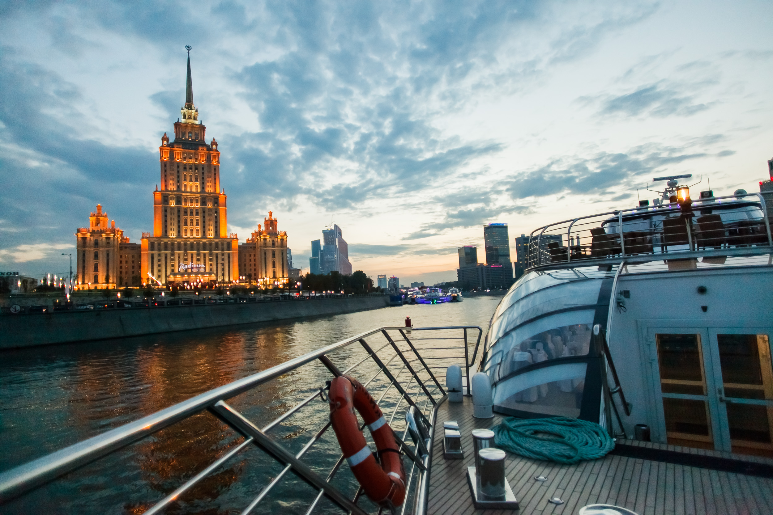 Прогулки на теплоходе по Москве-реке Прогулки на теплоходе по Москве-реке